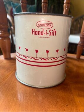 Hand-i-Sift Flour Sifter in Cream and Red